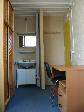 Cliquer ici pour agrandir la photo de la chambre 205 - la garde-robe + bureau + vier