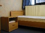 Cliquer ici pour agrandir la photo de la chambre 205 - le lit + table de nuit