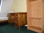Cliquer ici pour agrandir la photo de la chambre 305 - lit + bureau + tagre