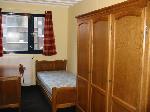 Cliquer ici pour agrandir la photo de la chambre 309 - le lit + la garde-robe